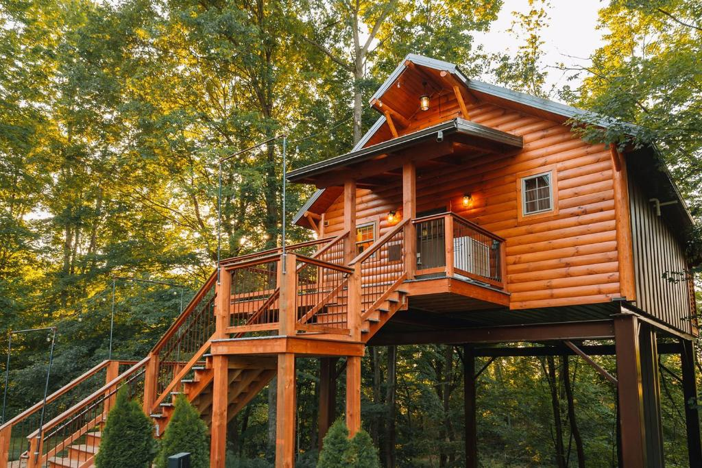 a cricket hills treehouse located near millersburg ohio