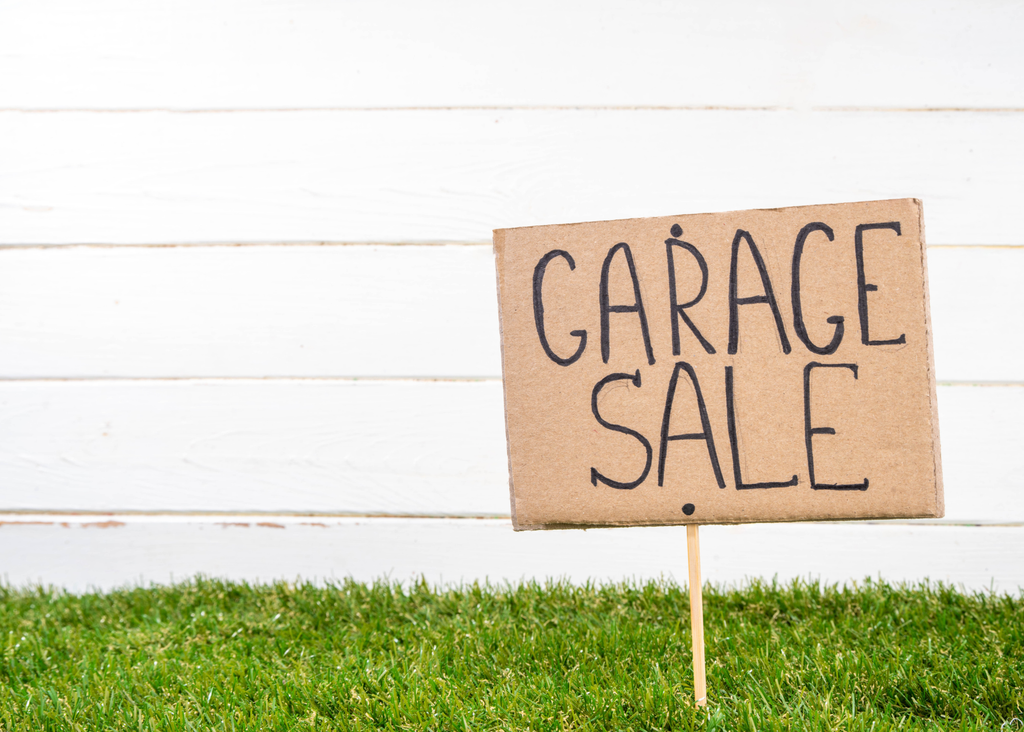 a sign that says garage sale on it